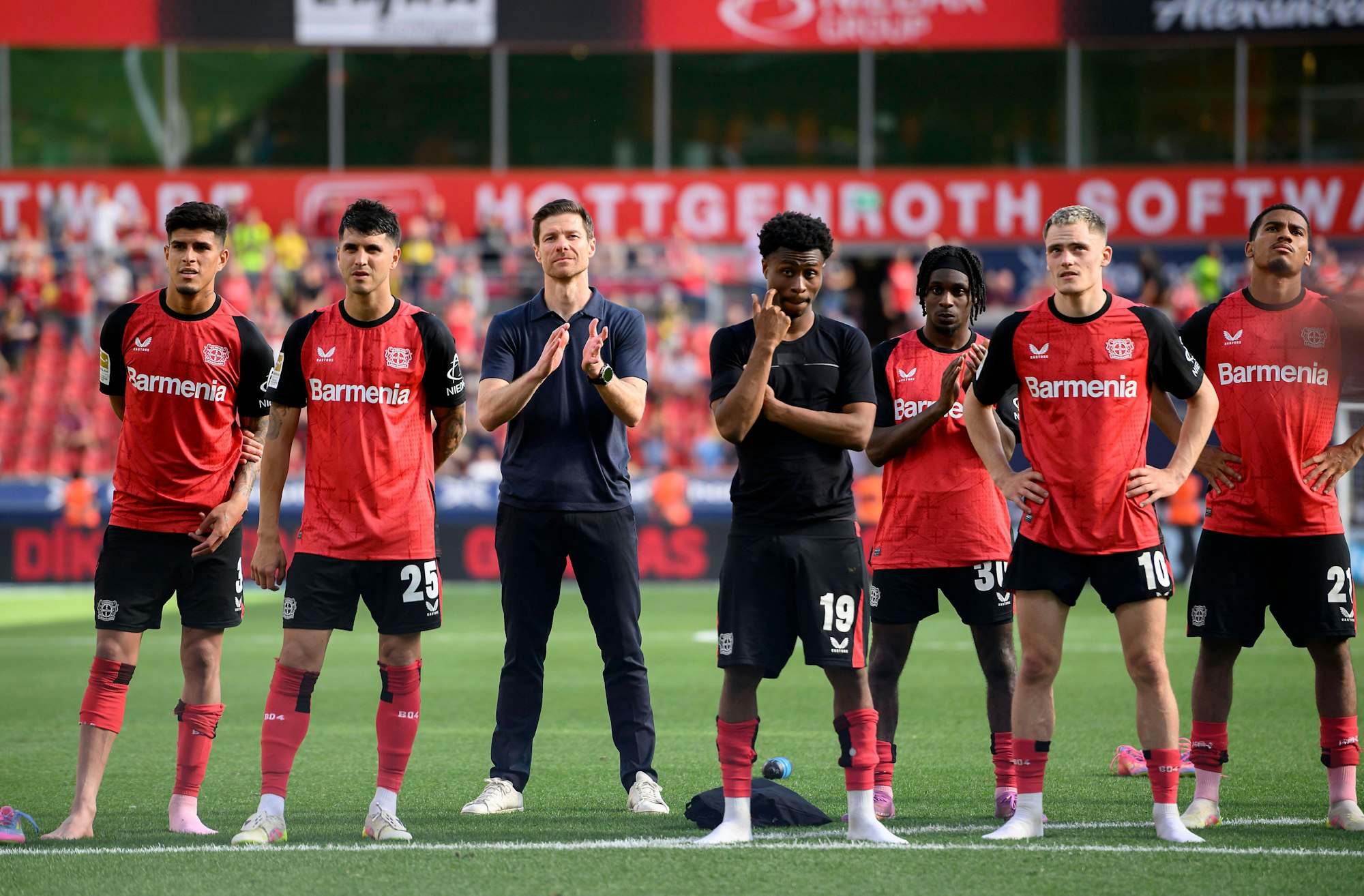 Piero Hincapie (v.l.) in der vergangenen Saison mit Exequiel Palacios, Xabi Alonso, Nathan Tella, Jeremie Frimpong, Florian Wirtz und Amine Adli.