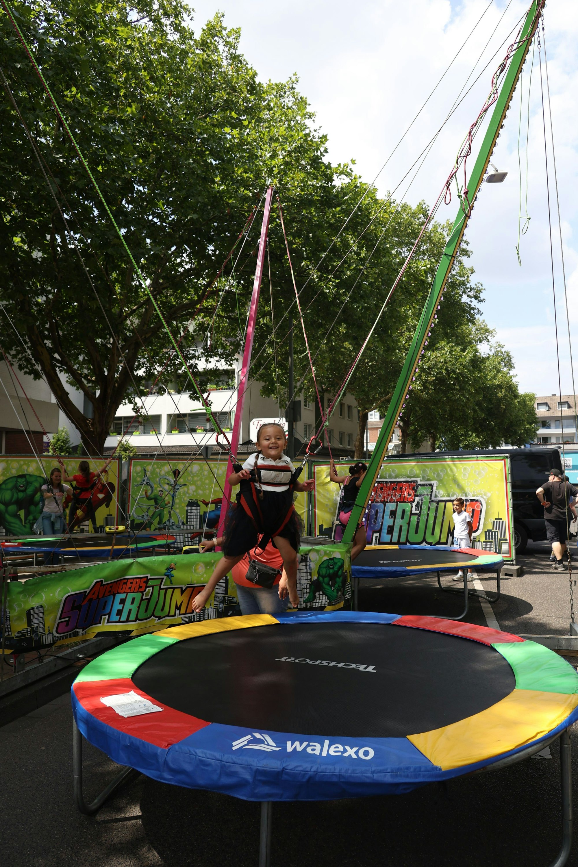 Ayliz springt auf Trampolin-Bungee-Anlage hoch.