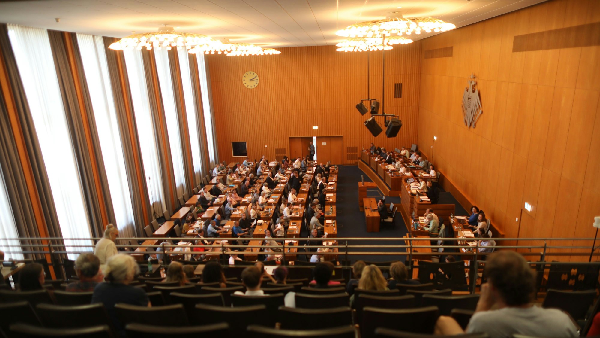 03.07.2025, Köln: Aufruf des 1. FC Köln an seine Fans zum Protest vor dem Kölner Rathaus. Dort findet heute eine Sitzung des Stadtrates statt., inhaltich geht es um die neue Eskalation im Streit um die Ausbaupläne am Geißbockheim. Foto: Arton Krasniqi