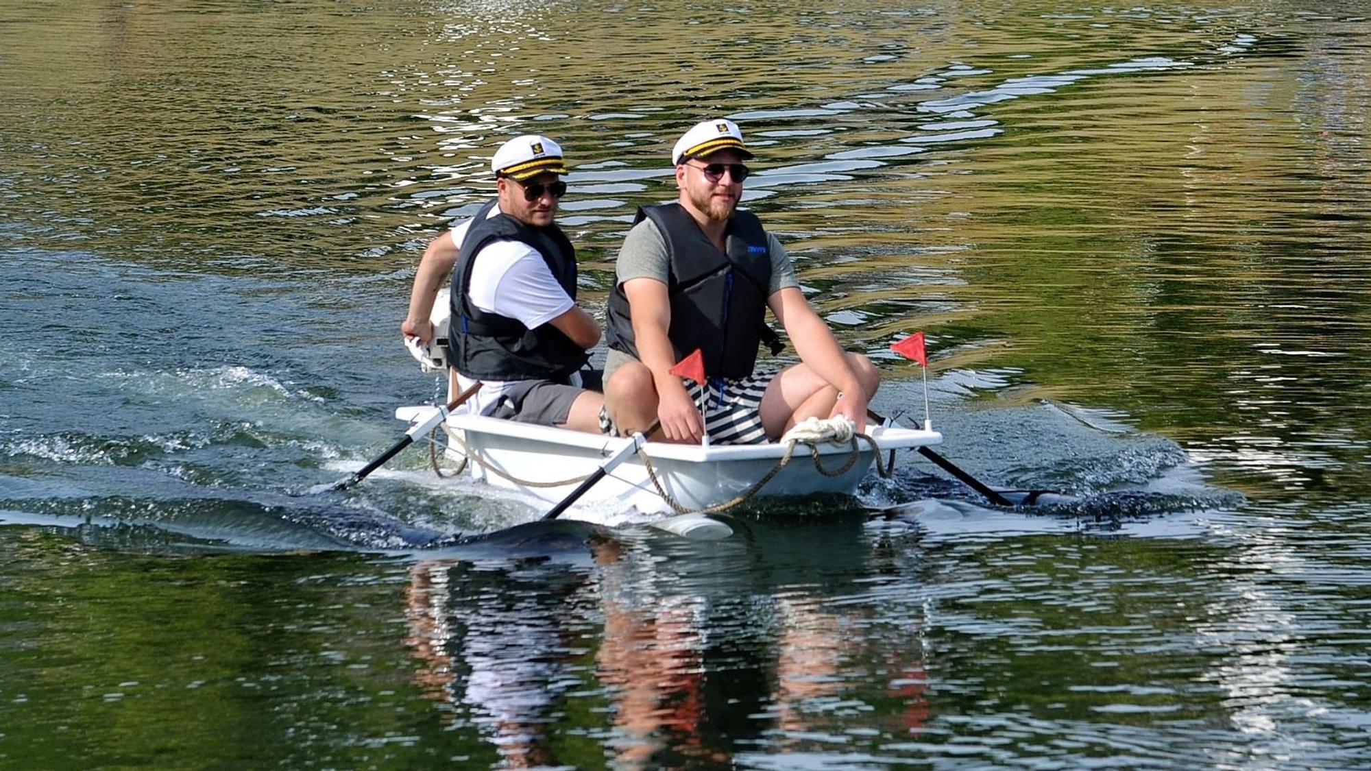 Zwei Teilnehmer der Crazy-Boats-Parade hatten sich als Matrosen in eine kleine schwimmende Badewanne gezwängt.