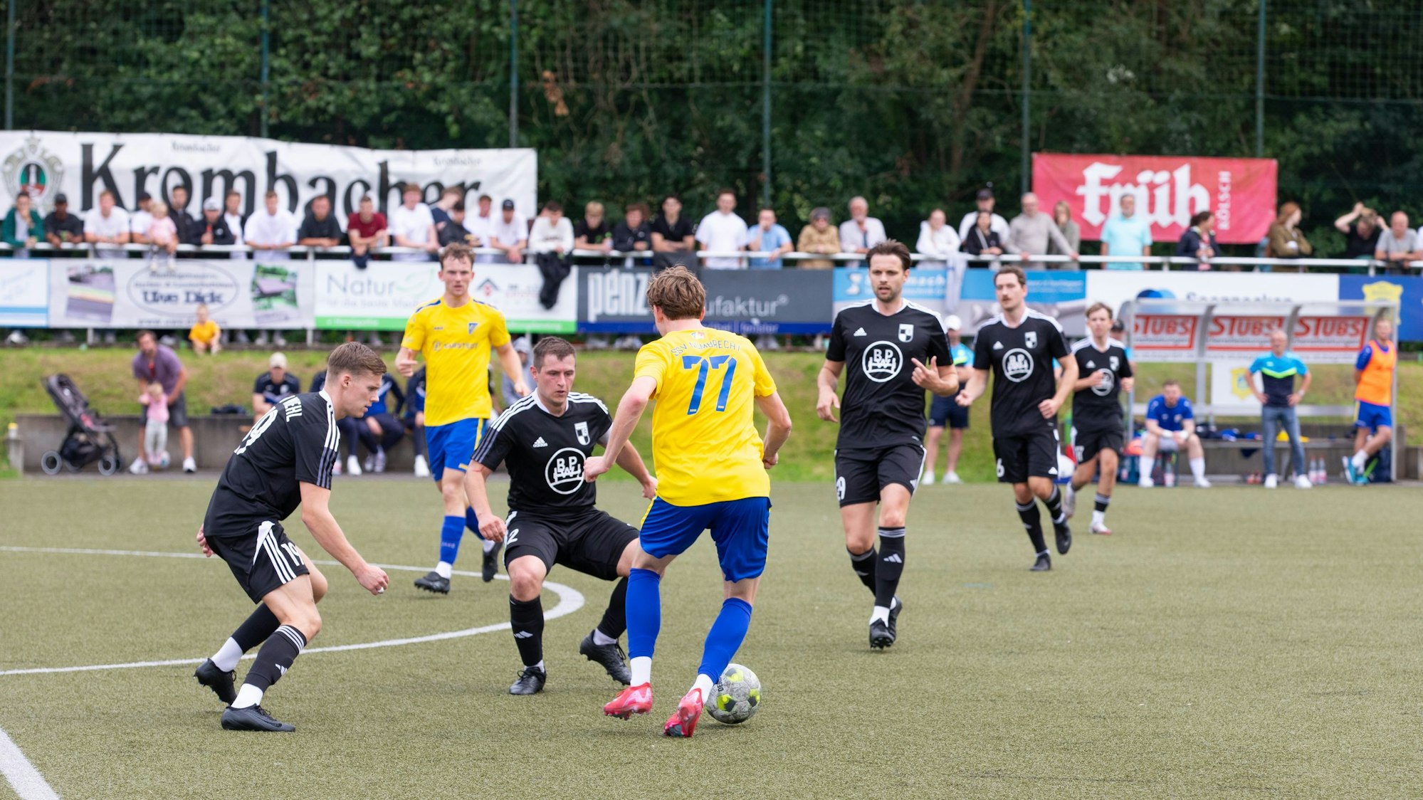 Eine Spielsituation zweier Teams auf einem Fußballplatz.