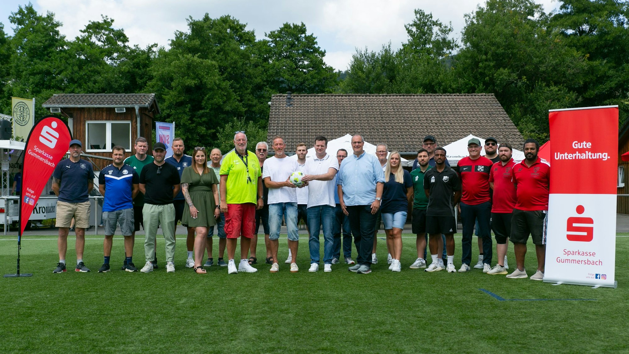 Gruppenfoto auf einem Fußballplatz.