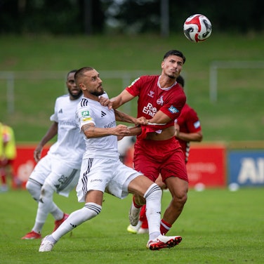 Fussball, Saison 2025/2026, Regionalliga West, 26.07.2025, 01. Spieltag, Herren, 1.FC Bocholt weiss vs. 1.FC Koeln U23 rot /// v.l.: Stipe Batarilo 1.FC Bocholt, Arda Suene 1. FC Koeln U23, Bocholt Stadion am Huenting Nordrhein-Westfalen Deutschland *** Soccer, Season 2025 2026, Regionalliga West, 26 07 2025, 01 Matchday, Men, 1 FC Bocholt white vs 1 FC Koeln U23 red v l Stipe Batarilo 1 FC Bocholt , Arda Suene 1 FC Koeln U23 , Bocholt Stadion am Huenting Nordrhein Westfalen Germany 250726_fb_1fc-bocholt_1fc-koeln-u23_43204