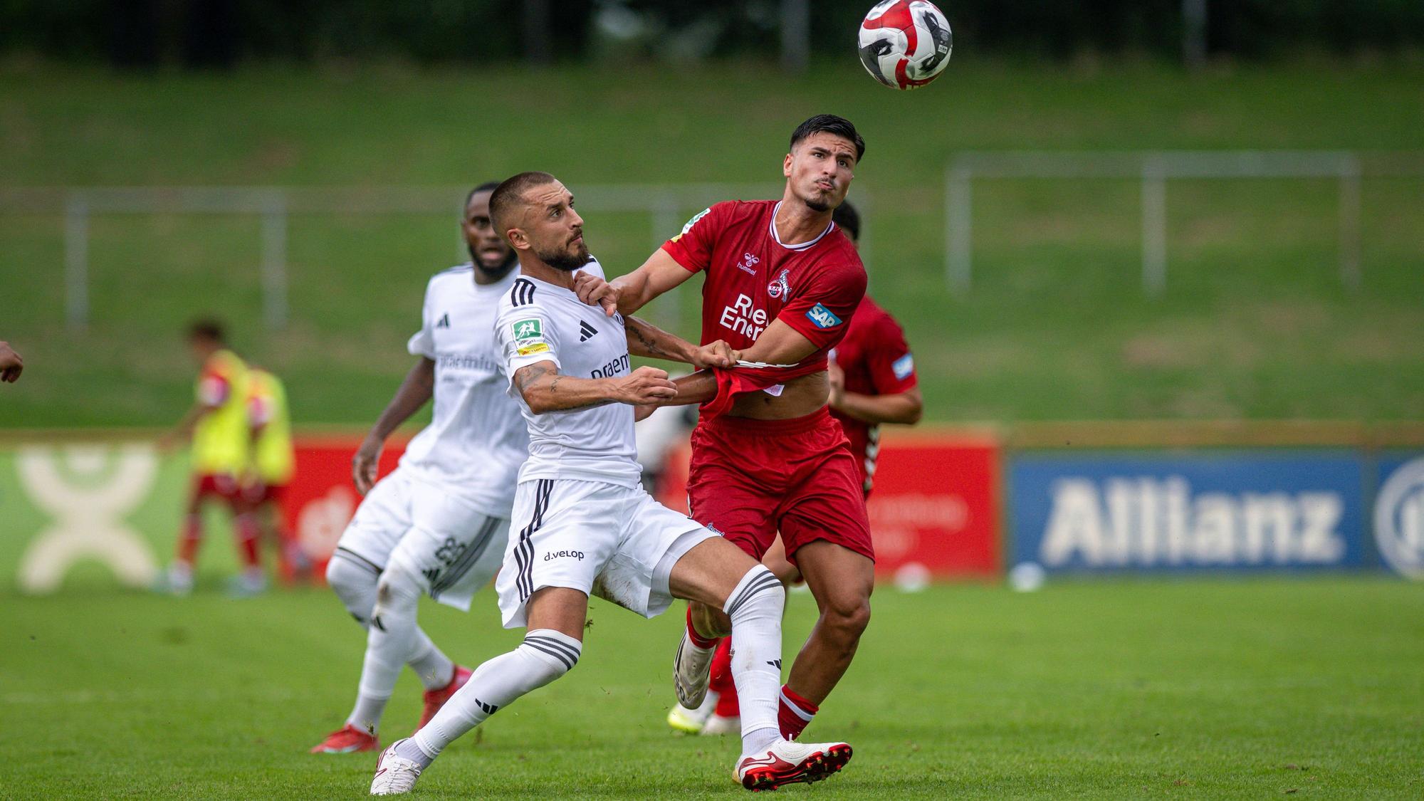 Fussball, Saison 2025/2026, Regionalliga West, 26.07.2025, 01. Spieltag, Herren, 1.FC Bocholt weiss vs. 1.FC Koeln U23 rot /// v.l.: Stipe Batarilo 1.FC Bocholt, Arda Suene 1. FC Koeln U23, Bocholt Stadion am Huenting Nordrhein-Westfalen Deutschland *** Soccer, Season 2025 2026, Regionalliga West, 26 07 2025, 01 Matchday, Men, 1 FC Bocholt white vs 1 FC Koeln U23 red v l Stipe Batarilo 1 FC Bocholt , Arda Suene 1 FC Koeln U23 , Bocholt Stadion am Huenting Nordrhein Westfalen Germany 250726_fb_1fc-bocholt_1fc-koeln-u23_43204