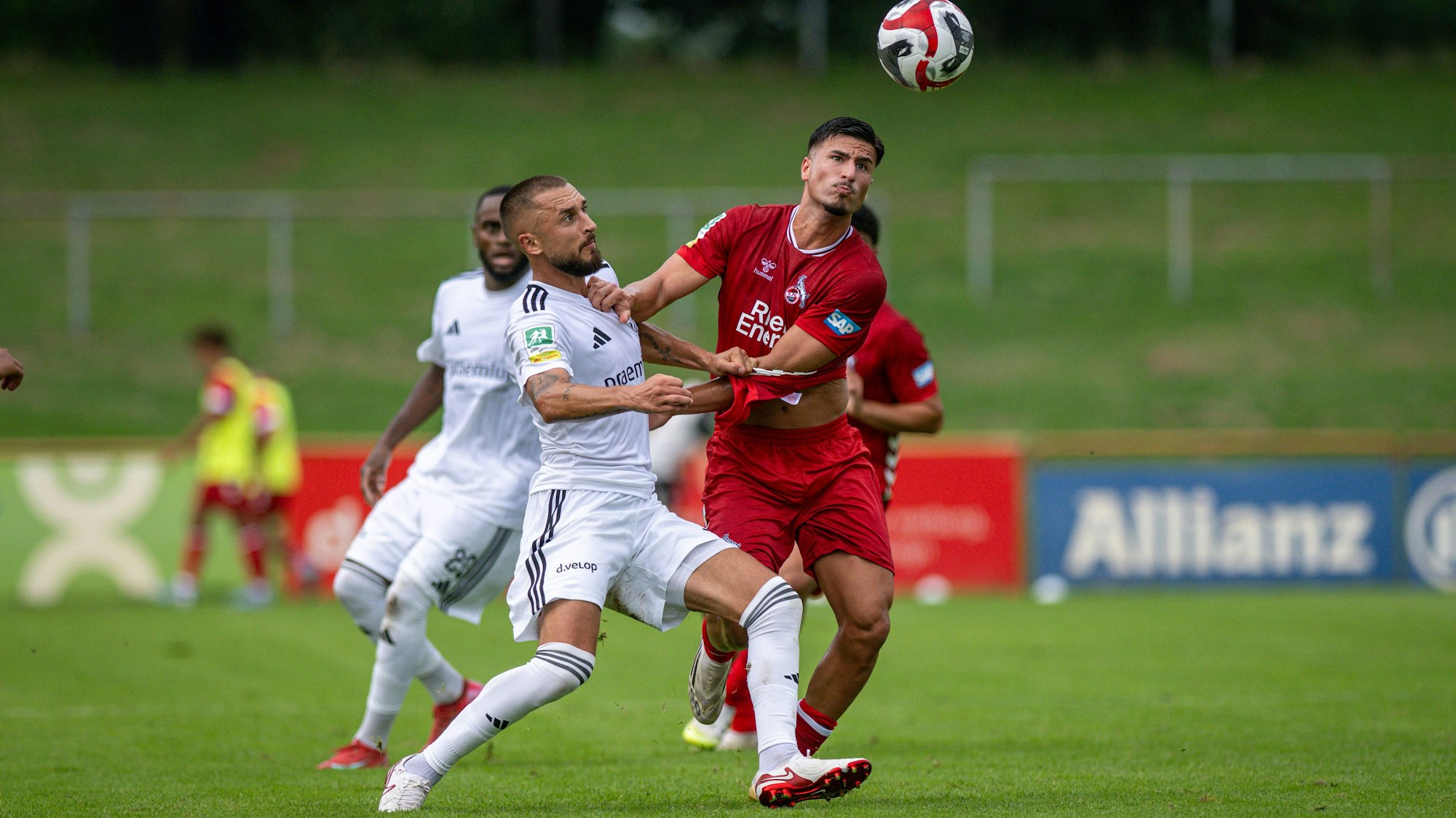 Fussball, Saison 2025/2026, Regionalliga West, 26.07.2025, 01. Spieltag, Herren, 1.FC Bocholt weiss vs. 1.FC Koeln U23 rot /// v.l.: Stipe Batarilo 1.FC Bocholt, Arda Suene 1. FC Koeln U23, Bocholt Stadion am Huenting Nordrhein-Westfalen Deutschland *** Soccer, Season 2025 2026, Regionalliga West, 26 07 2025, 01 Matchday, Men, 1 FC Bocholt white vs 1 FC Koeln U23 red v l Stipe Batarilo 1 FC Bocholt , Arda Suene 1 FC Koeln U23 , Bocholt Stadion am Huenting Nordrhein Westfalen Germany 250726_fb_1fc-bocholt_1fc-koeln-u23_43204