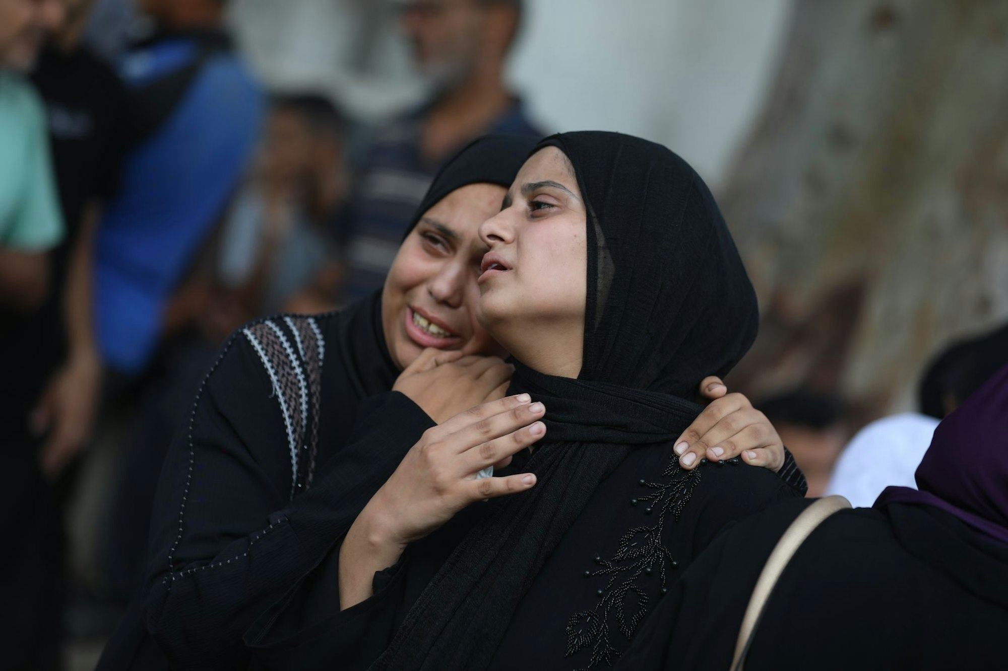 Trotz teilweiser humanitärer Feuerpause greift Israel weiter im Gazastreifen an - in den Krankenhäusern trauern die Angehörigen um ihre Toten.