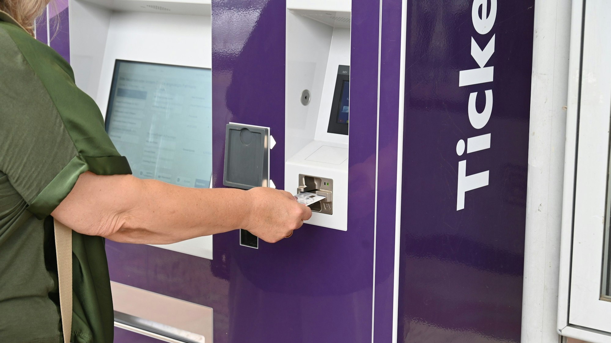 Das Foto zeigt einen Fahrkartenautomaten.