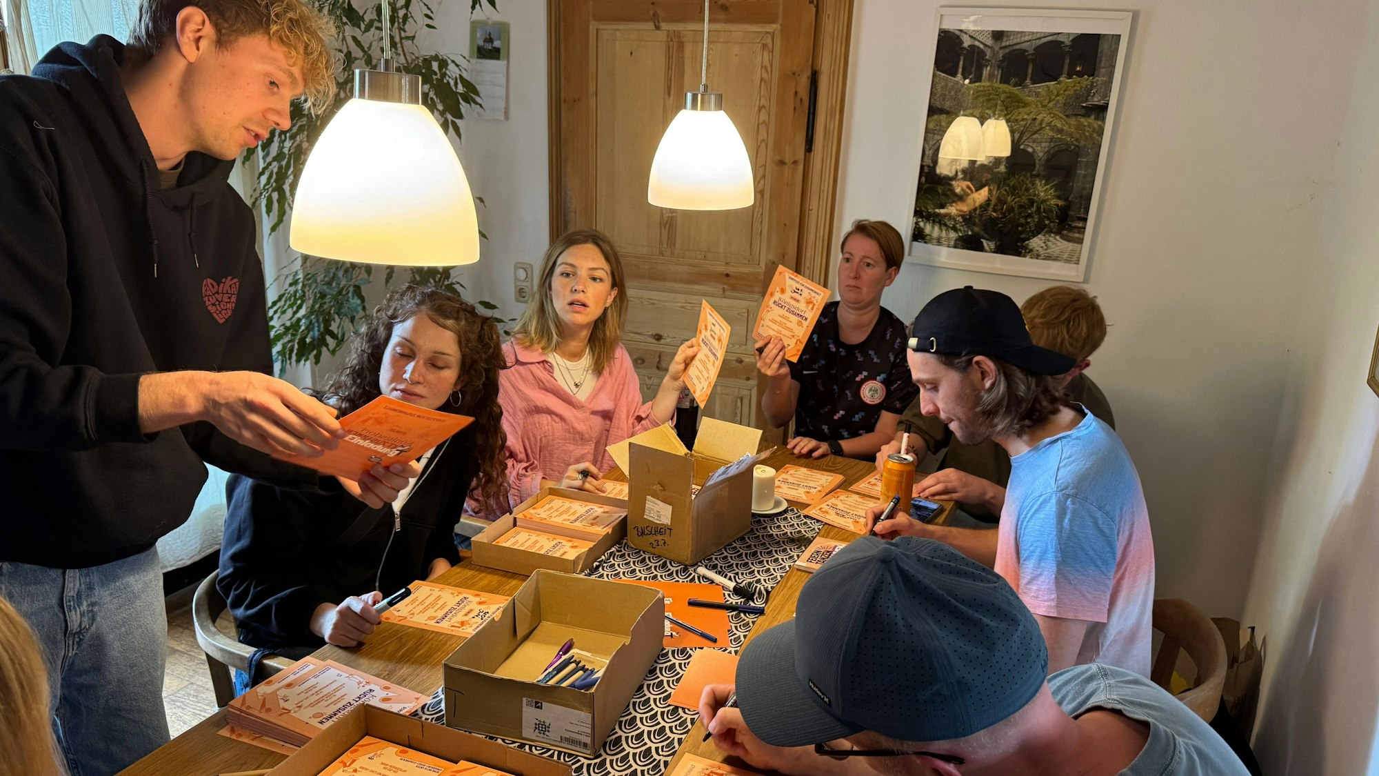 Das Foto zeigt junge Menschen an einem Tisch.