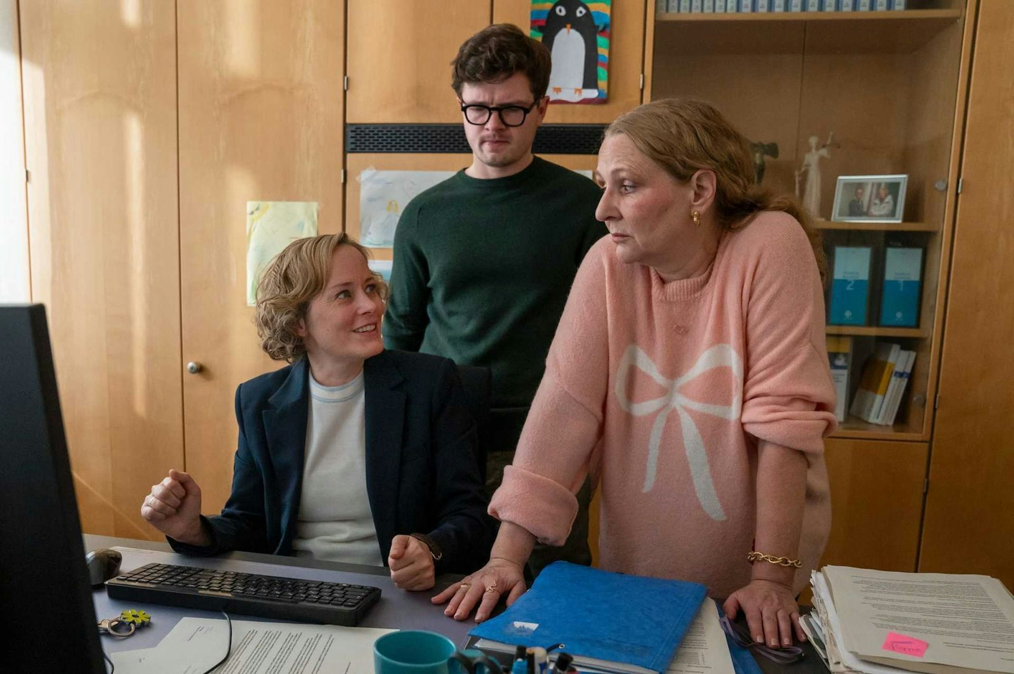 Seit Jahren engagiert sich Silke Bodenbender (links) für die Kinderhospizarbeit. Ein politisches Amt könnte sie sich, anders als ihre Figur in „Ein ganz großes Ding“ (Szene mit Inga Dietrich und Komparsen) nicht vorstellen. (Bild: ZDF / Oliver Feist)