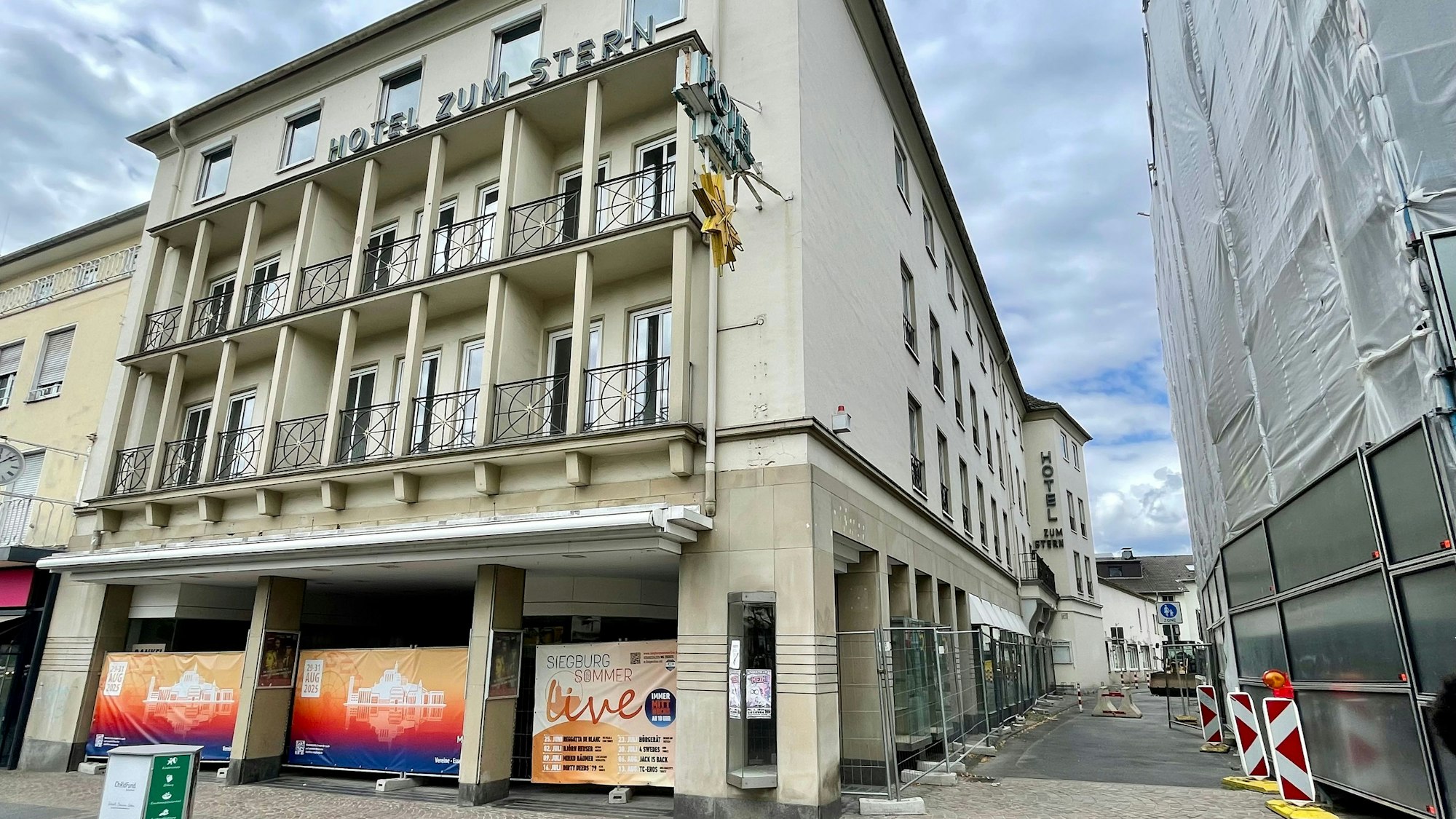 Das seit rund fünf Jahren leerstehende Hotel zum Stern mit der im Dezember 2024 geschlossenen Landgraf-Filiale: Ein Verkauf der Immobilie steht offenbar bevor.