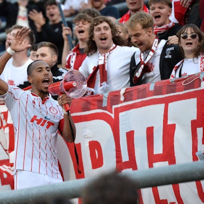 Fußball Herren Regionalliga West Saison 2025/2026 1. Spieltag: Wuppertaler SV - Fortuna Köln am 25.07.2025 im Stadion am Zoo in Wuppertal Robin Afamefuna Fortuna Köln feiert mit den Fans den Sieg Nordrhein-Westfalen Deutschland *** Soccer Men Regionalliga West Season 2025 2026 1 Matchday Wuppertaler SV Fortuna Köln on 25 07 2025 at Stadion am Zoo in Wuppertal Robin Afamefuna Fortuna Köln celebrates the victory with the fans North Rhine-Westphalia Germany