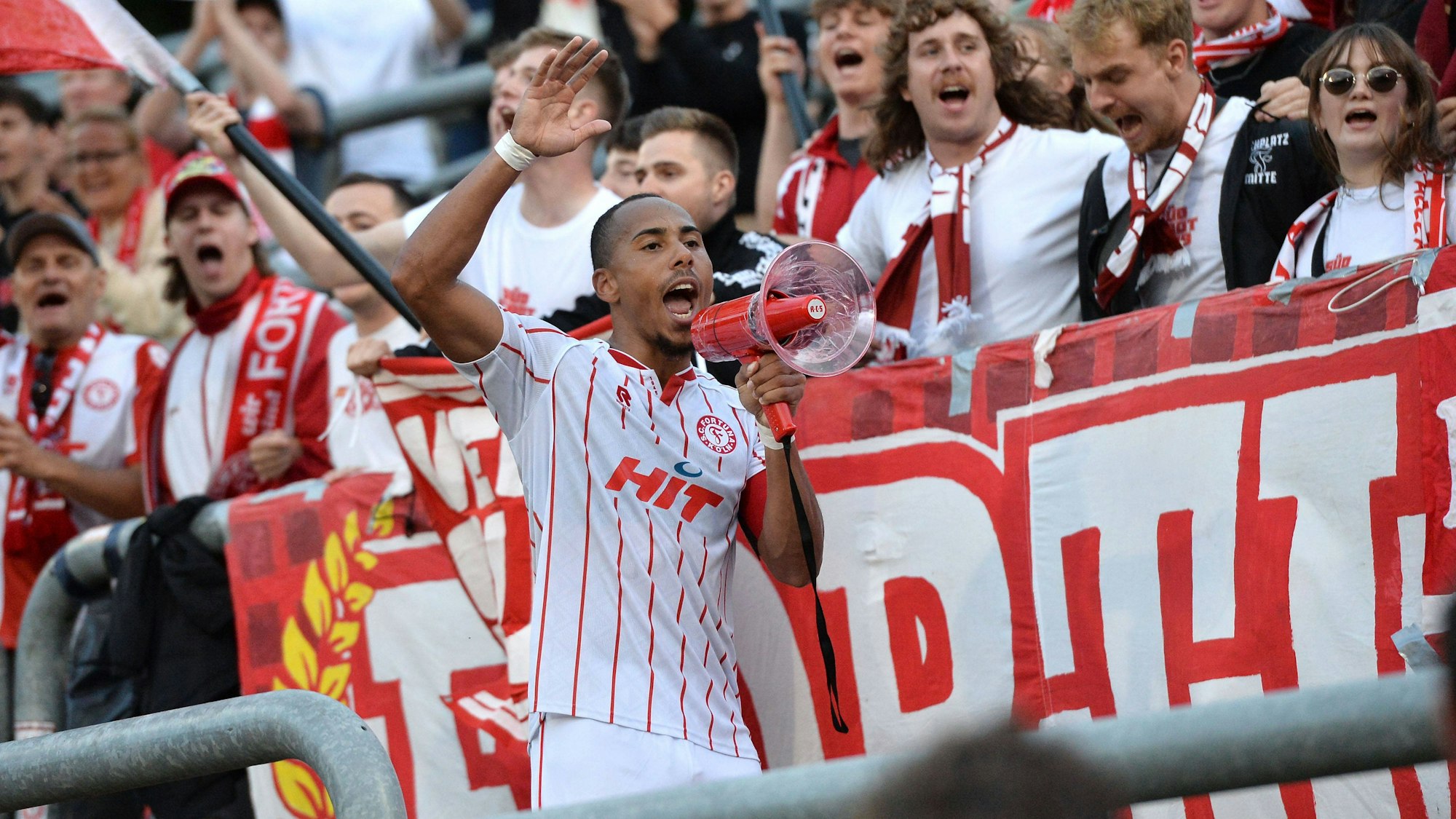 Fußball Herren Regionalliga West Saison 2025/2026 1. Spieltag: Wuppertaler SV - Fortuna Köln am 25.07.2025 im Stadion am Zoo in Wuppertal Robin Afamefuna Fortuna Köln feiert mit den Fans den Sieg Nordrhein-Westfalen Deutschland *** Soccer Men Regionalliga West Season 2025 2026 1 Matchday Wuppertaler SV Fortuna Köln on 25 07 2025 at Stadion am Zoo in Wuppertal Robin Afamefuna Fortuna Köln celebrates the victory with the fans North Rhine-Westphalia Germany