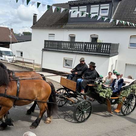 Eine Gruppe von Frauen sorgt in Marienheide-Müllenbach seit vielen Jahren mit ordentlich Herzblut dafür, dass auch die Kutsche des Königspaares festlich geschmückt ist.