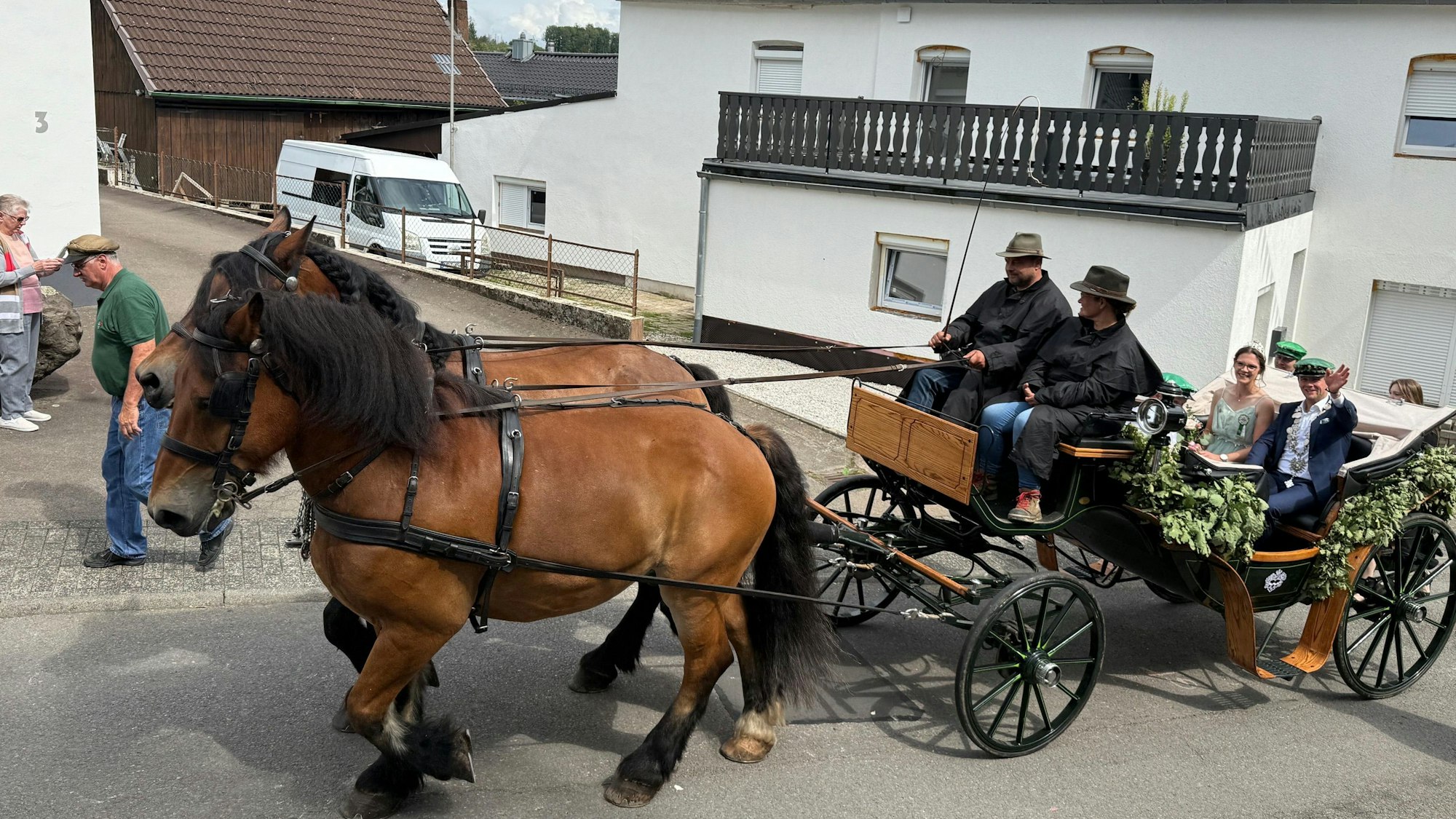 Eine Gruppe von Frauen sorgt in Marienheide-Müllenbach seit vielen Jahren mit ordentlich Herzblut dafür, dass auch die Kutsche des Königspaares festlich geschmückt ist.