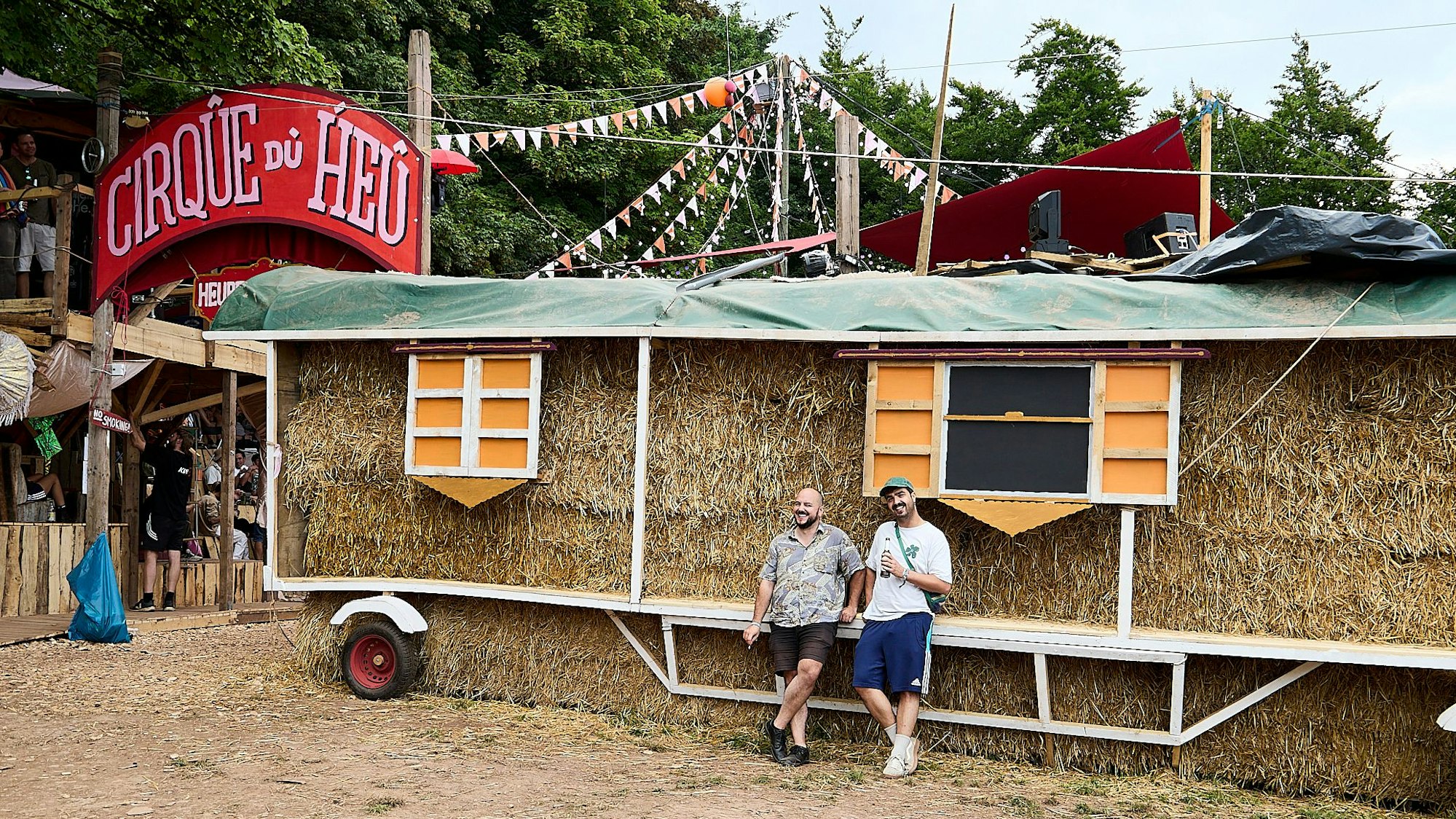 Ein Zirkuswagen, komplett aus Stroh gebaut, markiert den Eingang zur Tanzburg.