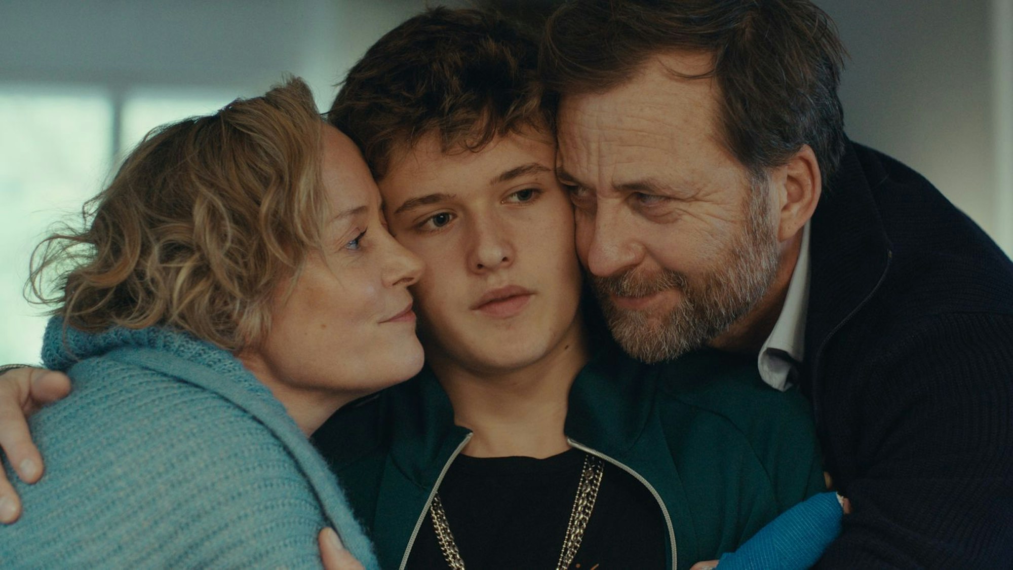 Glückliche Familie? Bei allen beruflichen und privaten Schwierigkeiten haben Lennart (Christian Erdmann, rechts) und Kristina Lurz (Silke Bodenbender) wenig Zeit für ihren Sohn Felix (Leo Knižka). (Bild: ZDF/Moritz Schultheiß)
