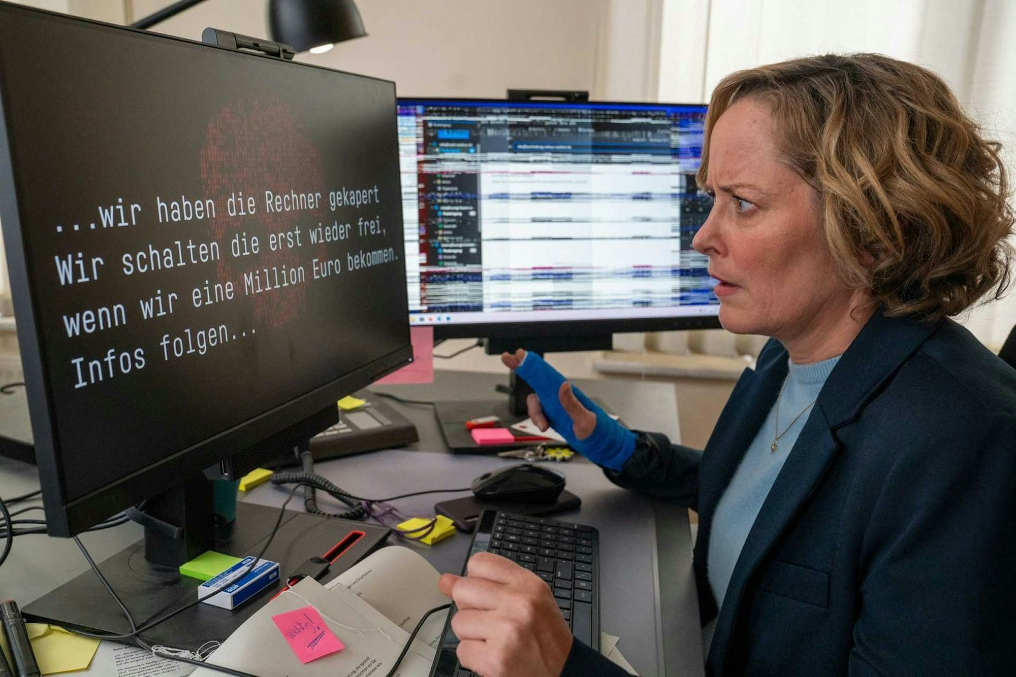 Technik ist nicht unbedingt das Lieblingfeld von Silke Bodenbender. Auch ihr alter Ego Kristina Lurz in „Ein ganz großes Ding“ steht damit auf Kriegsfuß. (Bild: ZDF / Oliver Feist)