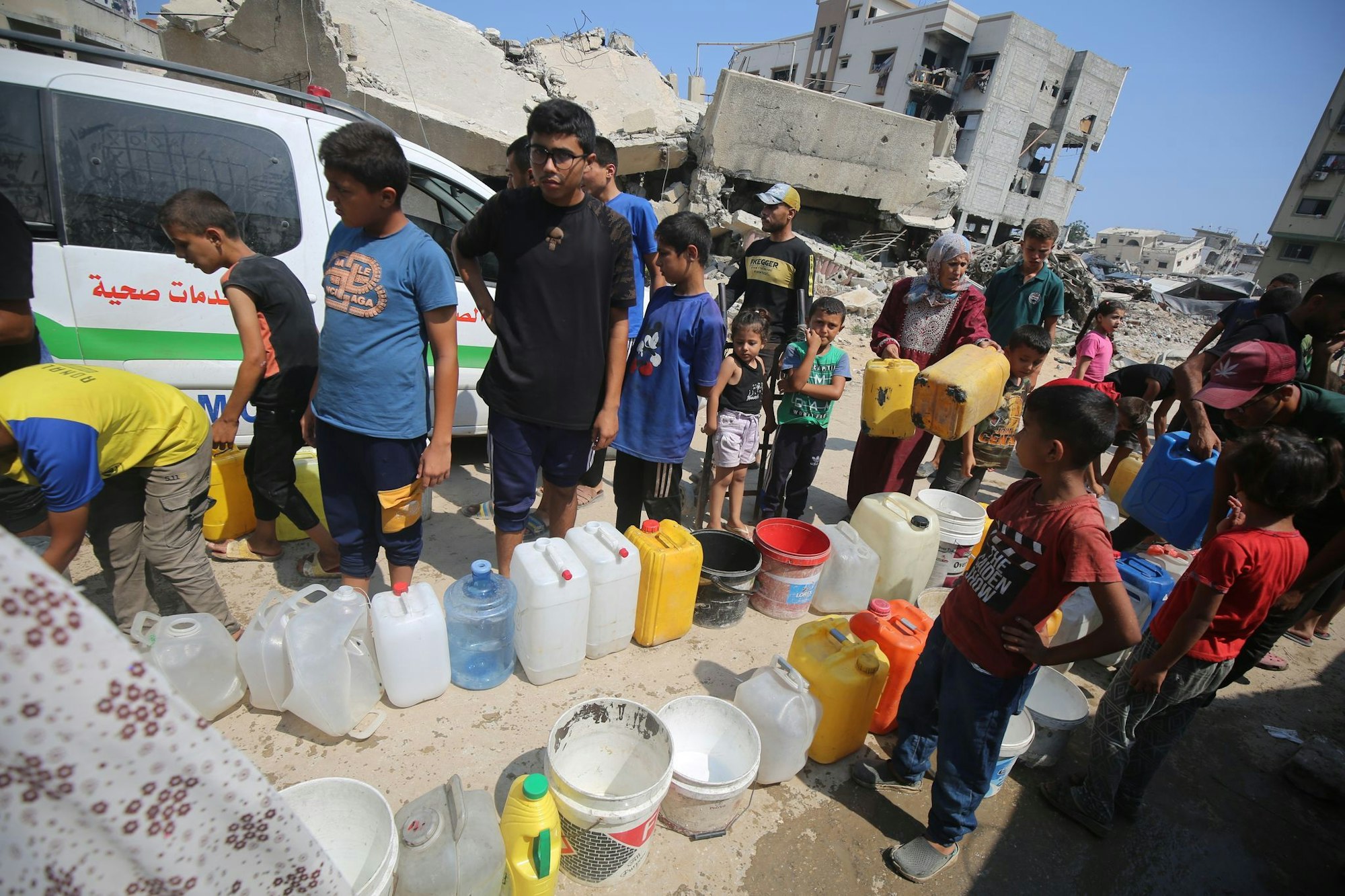 Im Gazastreifen fehlt es den Menschen an allem - selbst um Wasser müssen sie sich anstellen.