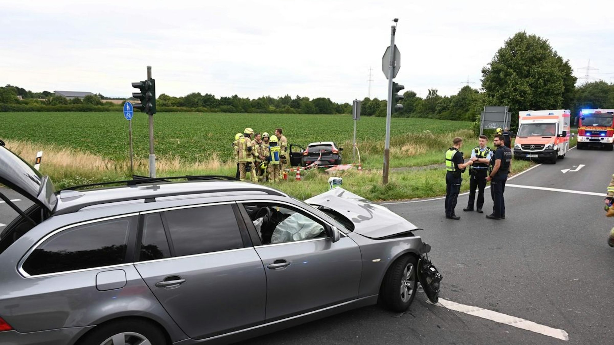 Zwei stark beschädigte Autos nach einem Unfall an einer Kreuzung in Pulheim-Stommeln.