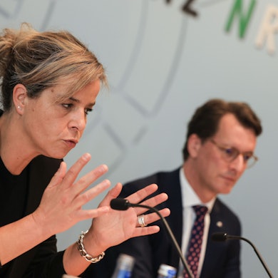 Mona Neubauer (Bündnis 90/Die Grünen) spricht auf einer Pressekonferenz der Landesregierung neben Hendrik Wüst, Ministerpräsident von Nordrhein-Westfalen.
