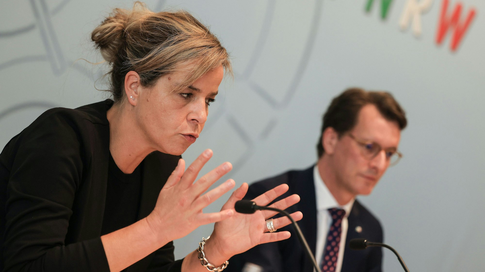 Mona Neubauer (Bündnis 90/Die Grünen) spricht auf einer Pressekonferenz der Landesregierung neben Hendrik Wüst, Ministerpräsident von Nordrhein-Westfalen.
