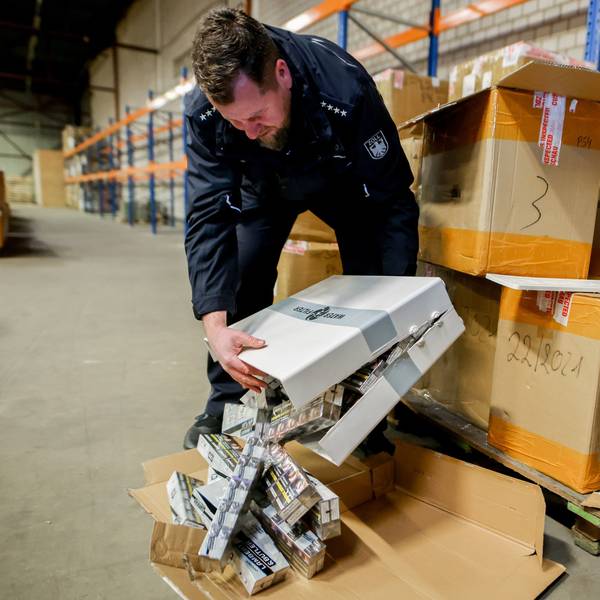 Zollsprecher Jens Ahland öffnet ein Paket mit sichergestellten Schmuggel-Zigaretten. (Archivbild)