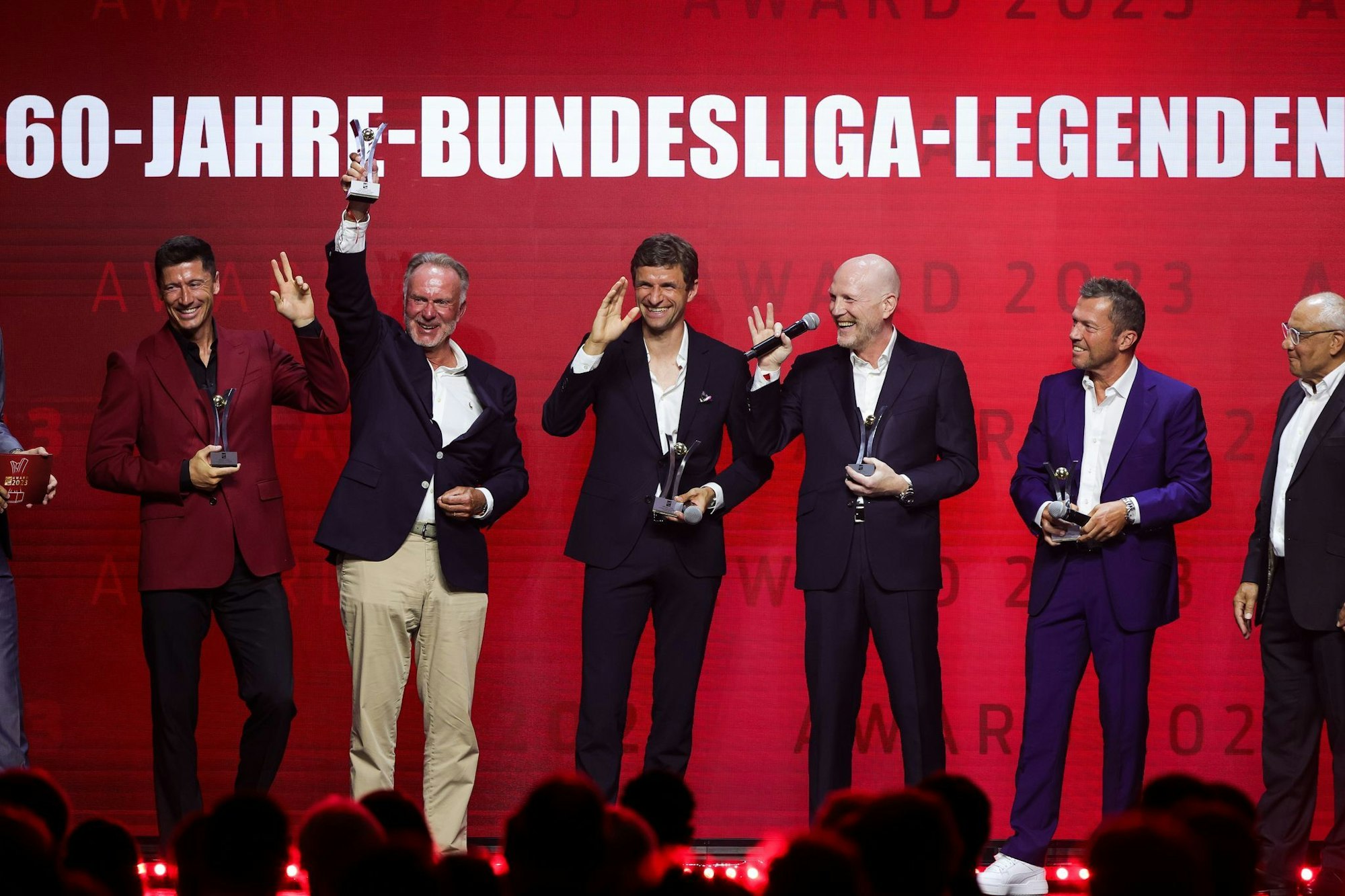 Thomas Müller (3.v.l.) und Lothar Matthäus (2.v.r.).