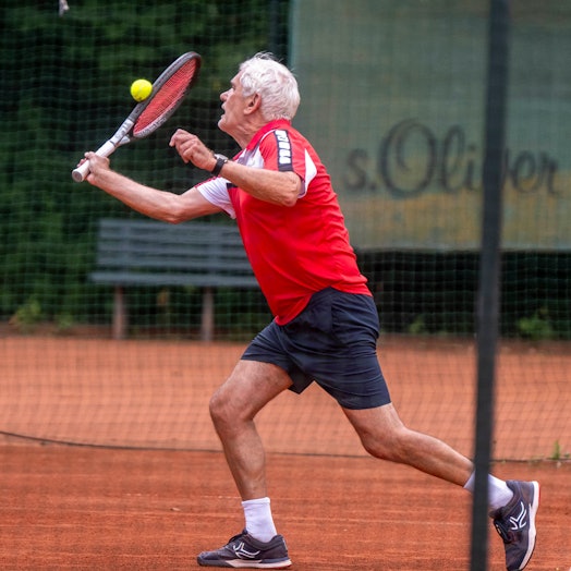 Der Euskirchener Tennisspieler Rudolf Kortenbruck ist von der Seite zu sehen. Den Ball trifft er mit dem Rand des Schlägers.