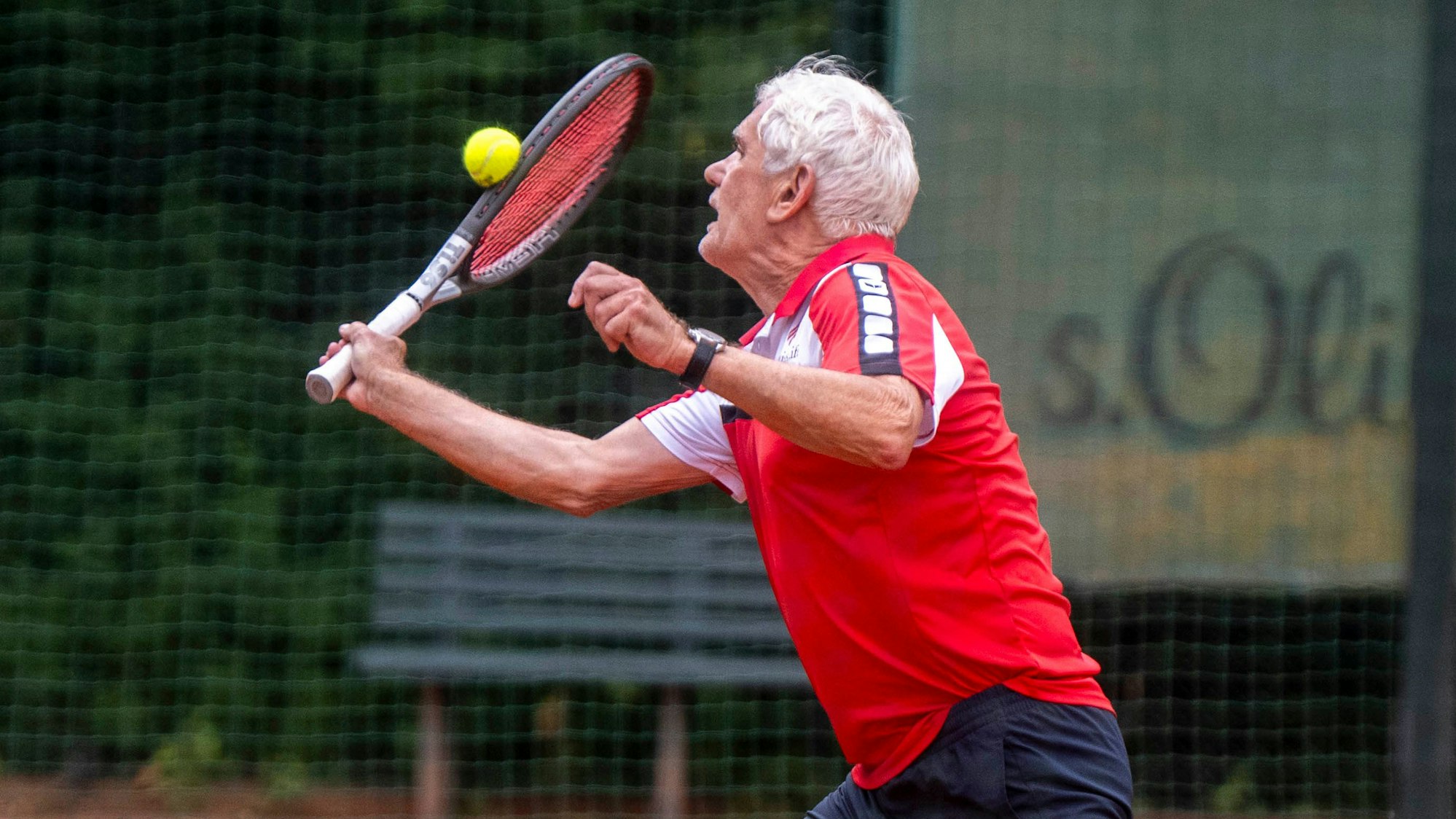Der Euskirchener Tennisspieler Rudolf Kortenbruck ist von der Seite zu sehen. Den Ball trifft er mit dem Rand des Schlägers.