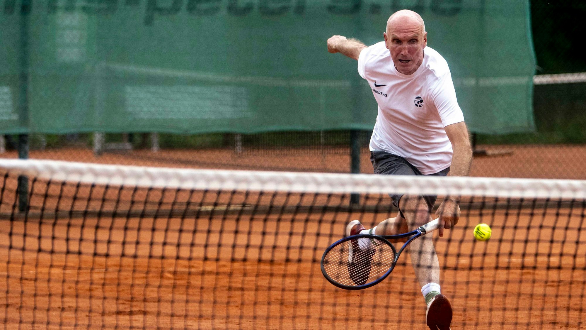 Andreas Wörmann vom TC Mechernich macht einen Schritt nach vorne, um an einen Ball zu gelangen.