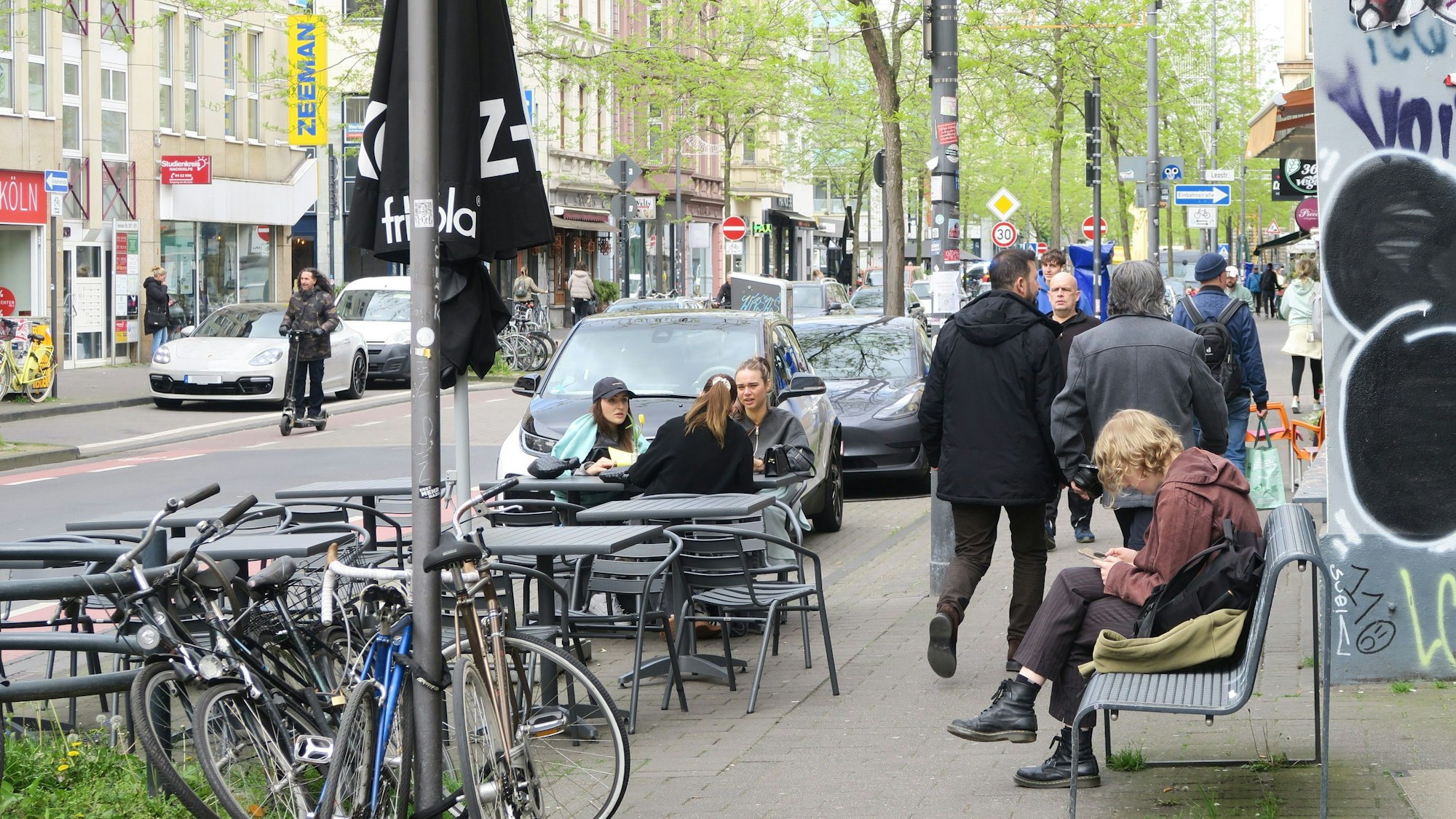Noch Platz für Kinder? Auf den Gehwegen entlang der Venloer Straße ließe sich nur hier und da Raum für Spieloasen finden.