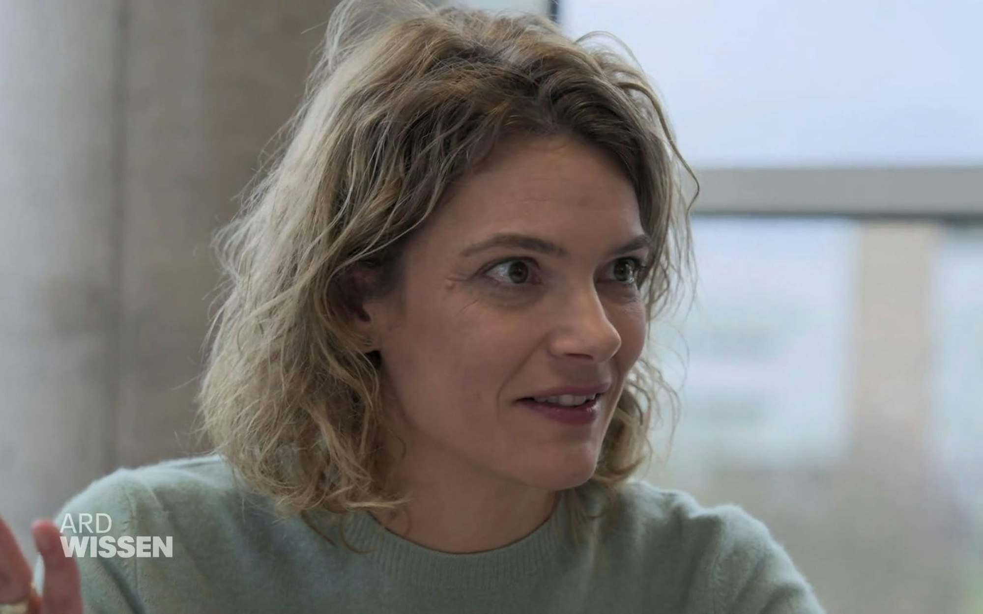 ARD-Reporterin Lena Ganschow will herausfinden, wie schädlich oder gesund UV-Strahlung tatsächlich für uns ist. (Bild: ARD)