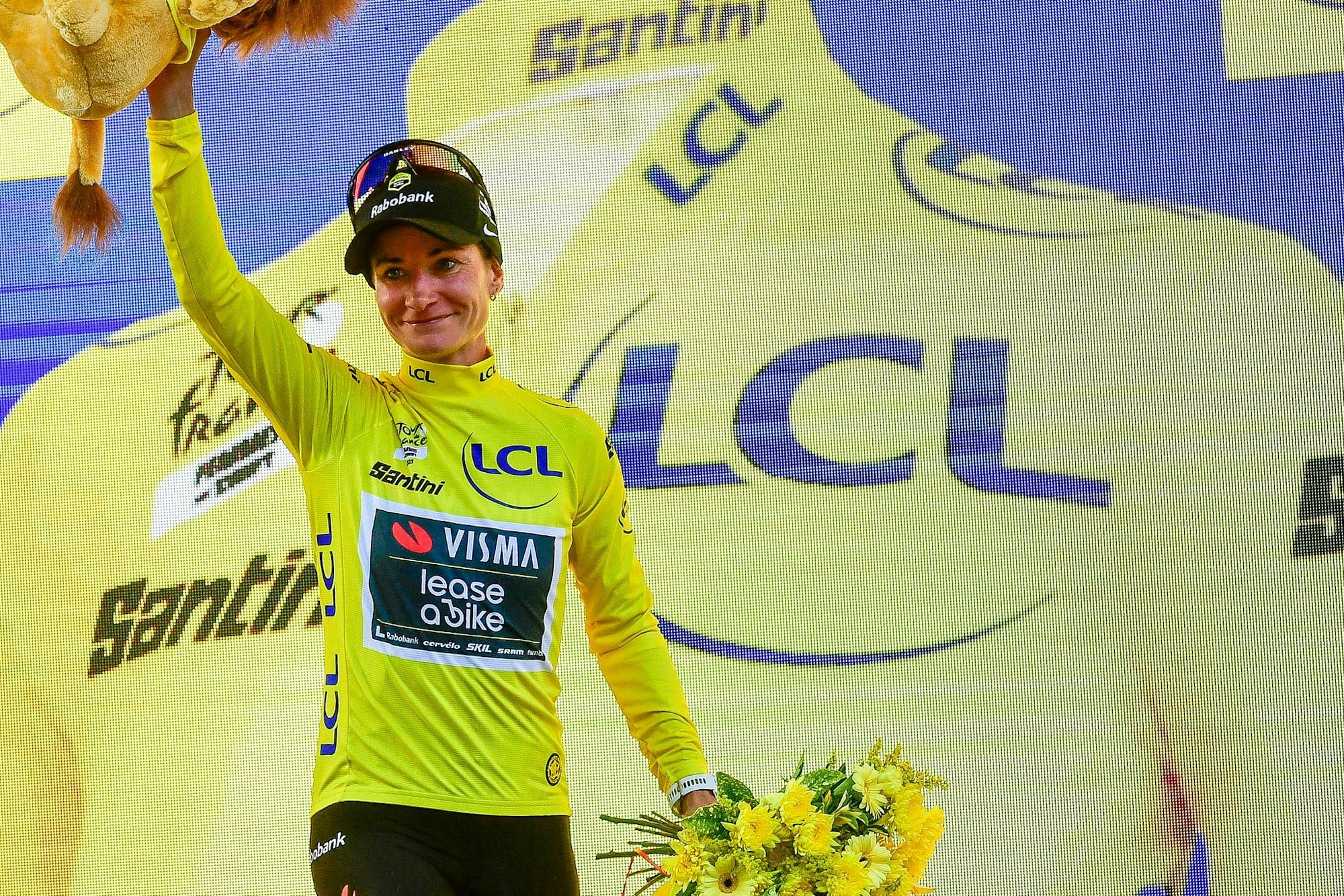 Nachdem sie das Gelbe Trikot am Vortag noch überraschend abgeben musste, holte sich Marianne Vos die Gesamtführung auf der 3. Etappe der Tour de France zurück.