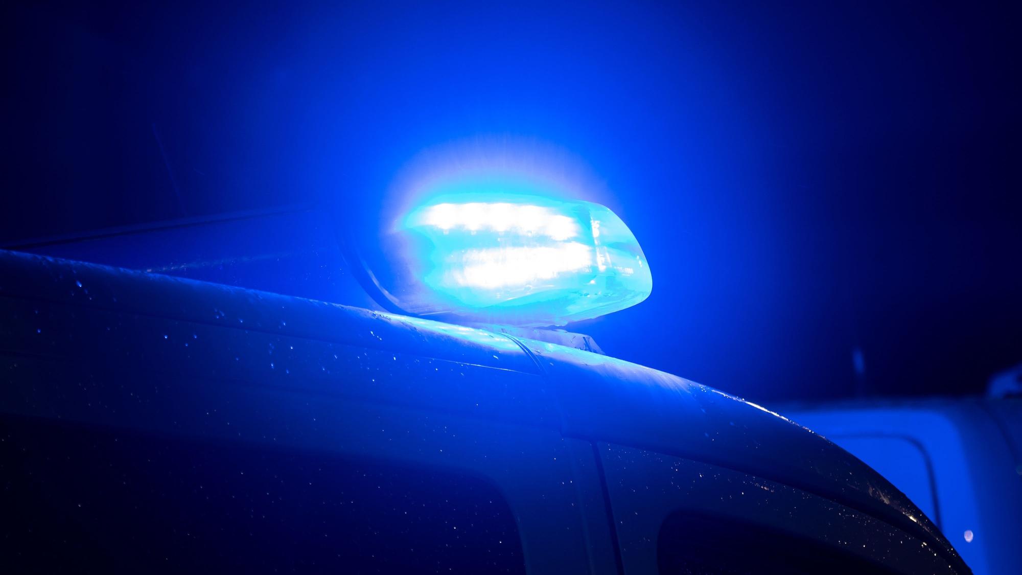 Ein Blaulicht leuchtet auf dem Dach eines Polizeiwagens. (Symbolbild)