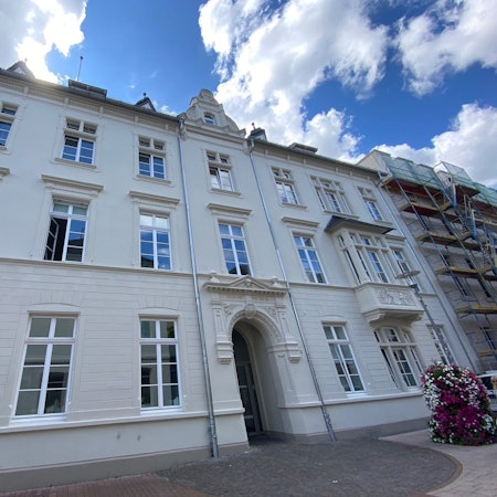 Zu sehen ist das Brühler Rathaus.