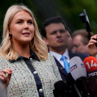 Die Pressesprecherin des Weißen Hauses, Karoline Leavitt, spricht mit Reportern am Weißen Haus. (Archivbild)