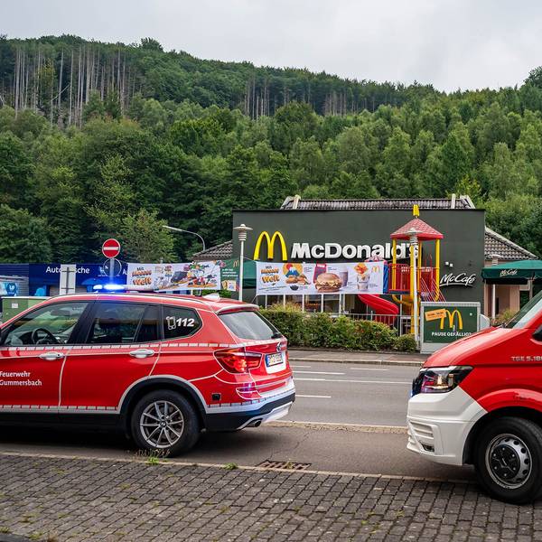 Feuerwehrautos vor dem McDonald's.