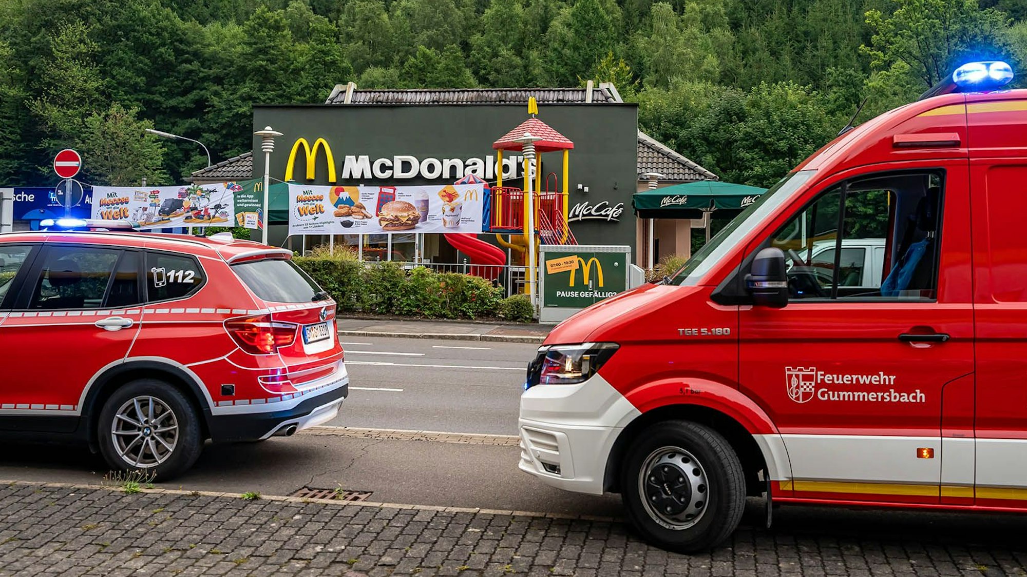 Feuerwehrautos vor dem McDonald's.