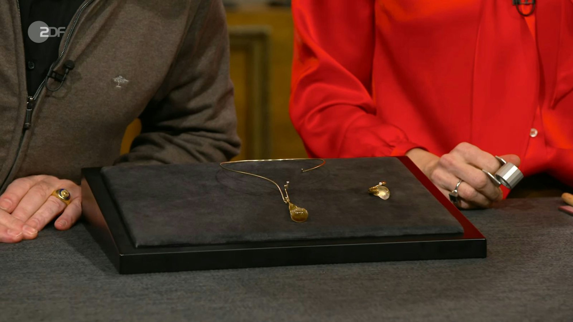 Das Collier bestand aus einem Halsreif mit austauschbarem Anhänger. Horz datierte es auf die späten 80er oder frühen 90er. Damals lagen matt geschliffene Bergkristalle total im Trend und man war fasziniert von „allem, was nicht symmetrisch war“, wusste die Expertin. (Bild: ZDF)