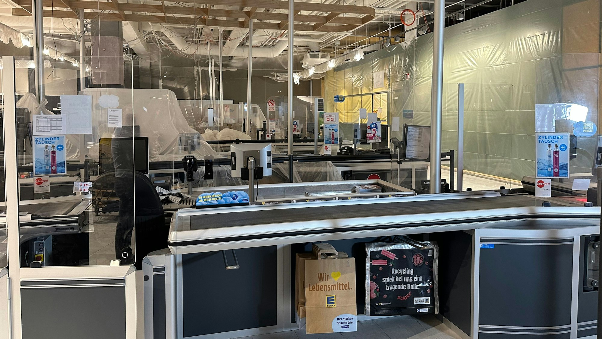 Edeka im Huma hat mit Severin Hemmersbach einen neuen Kaufmann und baut jetzt um. Die Kassen bleiben aber am bewährten Platz.