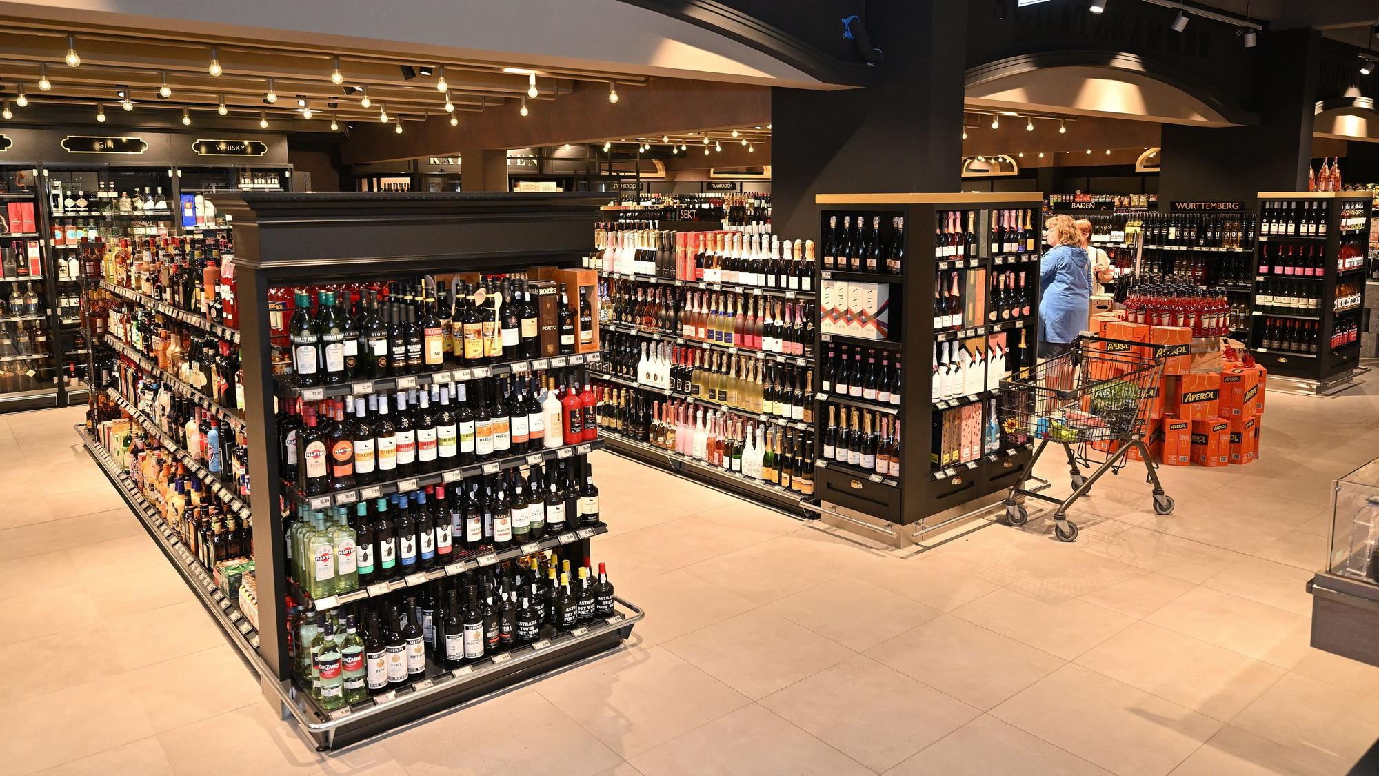 Mehrere Weinregale stehen im Laden.