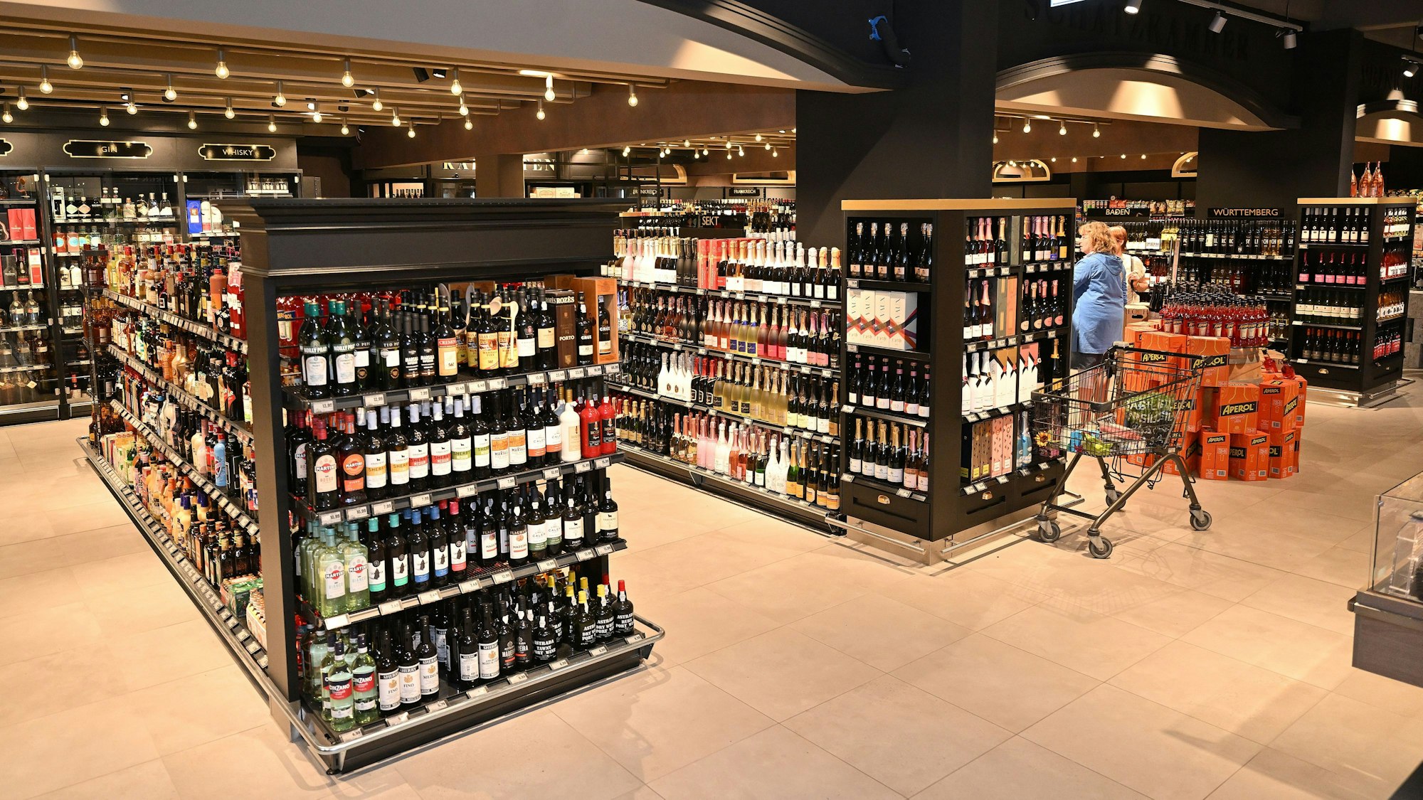 Mehrere Weinregale stehen im Laden.