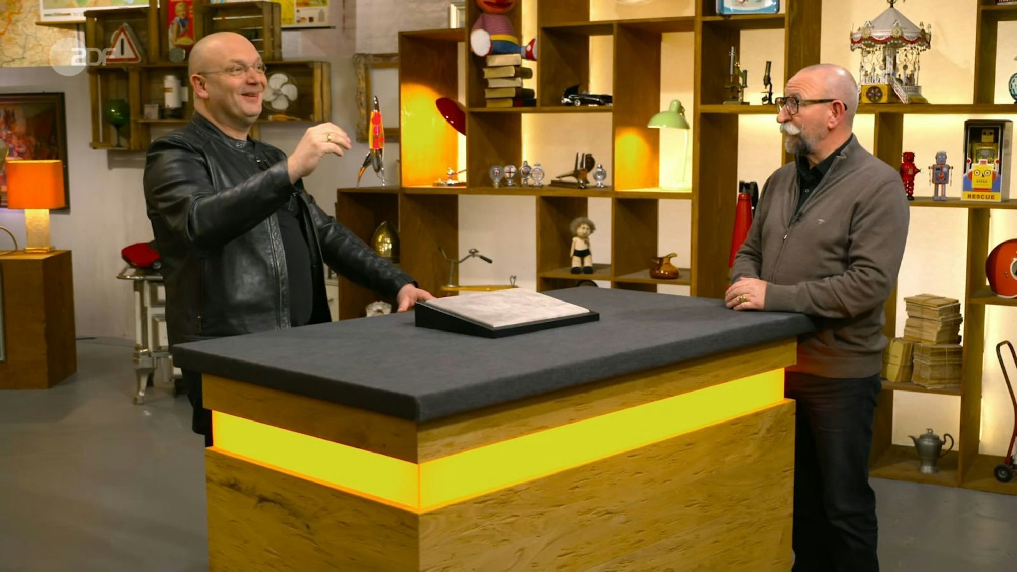 Zwei Designerbrillen wollte Alexandra veräußern. Sven Deutschmanek stimmte dem Preiswunsch von 200 Euro zu. Unfreiwillig komisch: Lichter und der Experte setzten die Brillen auf und tappten kurzzeitig „erblindet“ durchs Studio. Elke Velten bezahlte 280 Euro. (Bild: ZDF)