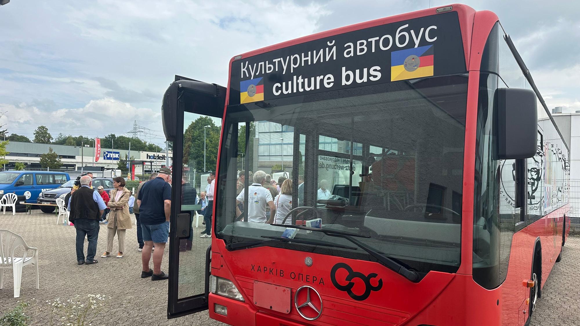 Der Kulturbus für Kultur in der Nähe der Front der Ukraine sorgen.