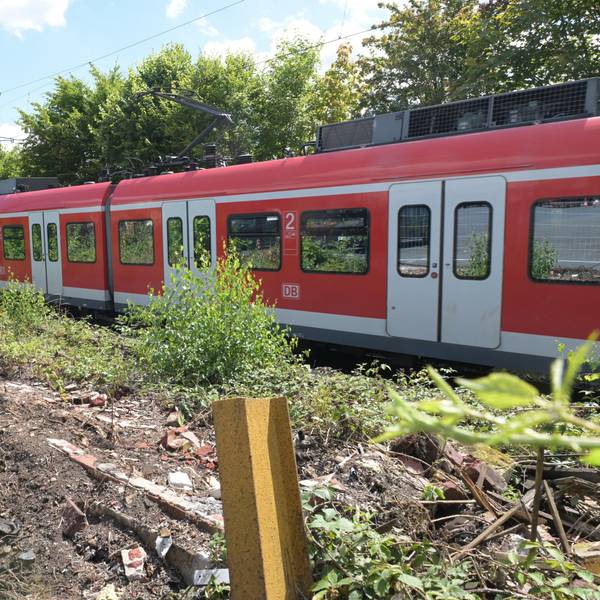 Das Foto zeigt Gleise mit einer S-Bahn an der Britanniahütte