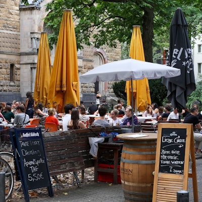 An warmen Sommerabenden verdienen die Gastronomen des Brüsseler Platz am besten. Früher schließen zu müssen, ärgert sie daher.