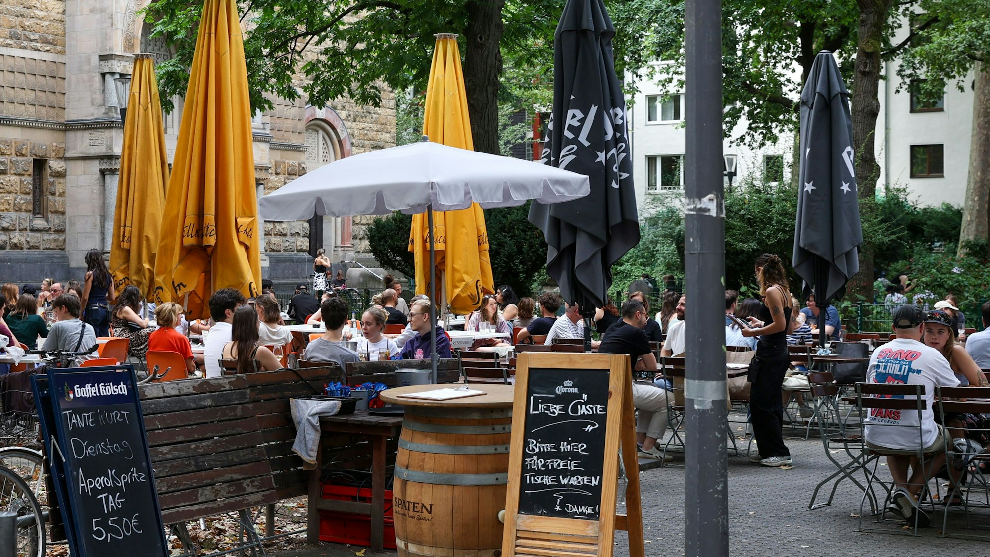 An warmen Sommerabenden verdienen die Gastronomen des Brüsseler Platz am besten. Früher schließen zu müssen, ärgert sie daher.