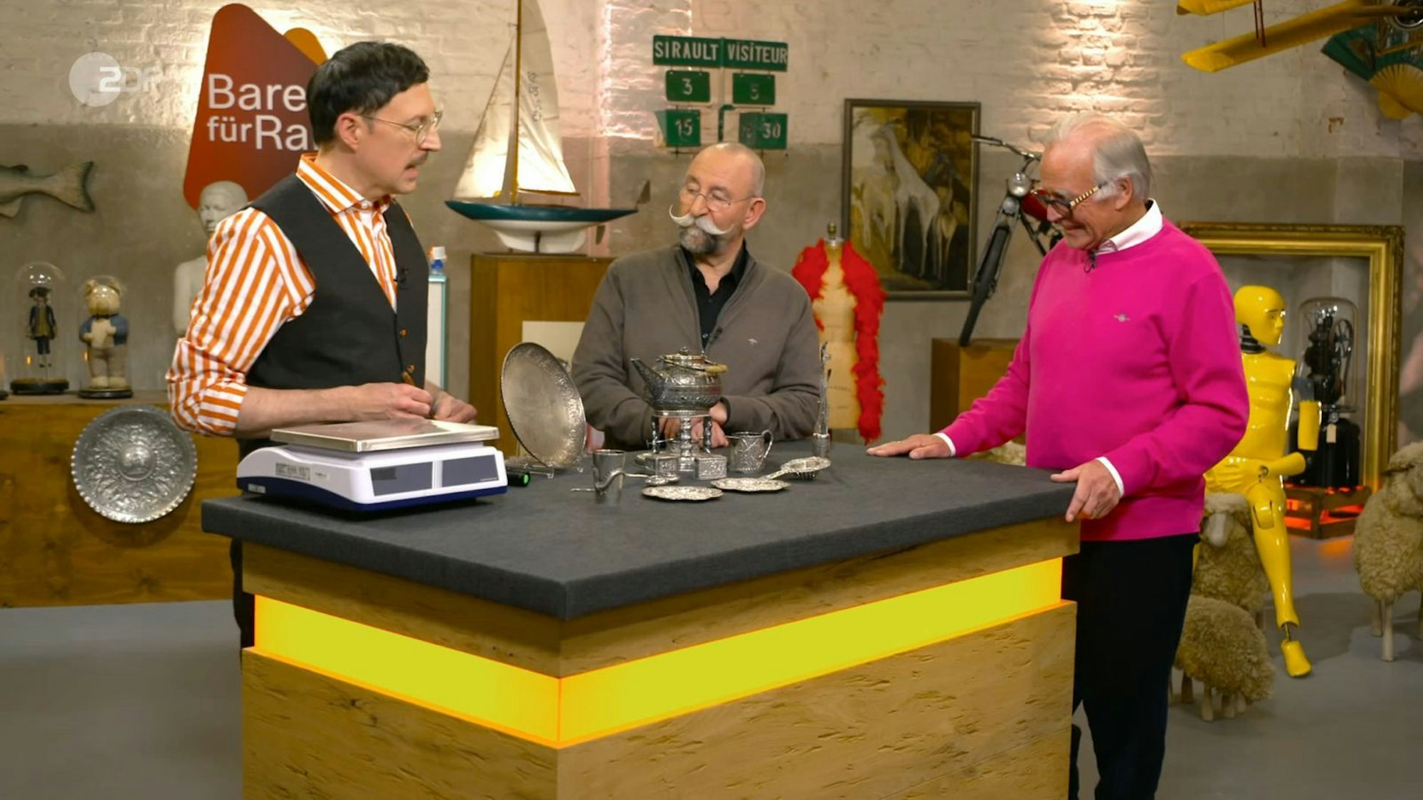 Sein 14-teiliges Silber-Konvolut gehöre „in die Hände eines Sammlers von chinesischen Raritäten“, fand Michael. Horst Lichter beschrieb es wenig einfühlsam als „jede Menge Gedöns“. Colmar Schulte-Goltz taxierte auf 2.900 Euro. Daniel Mayer war das 999er-Silber 2.850 Euro wert. (Bild: ZDF)