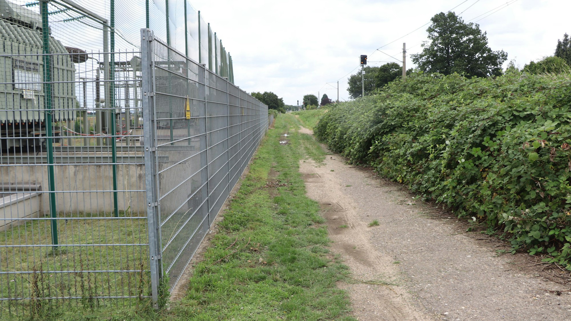 Auf diesem Feldweg kurz hinter dem Umspannwerk auf Bornheimer Stadtgebiet soll sich die Tat ereignet haben.