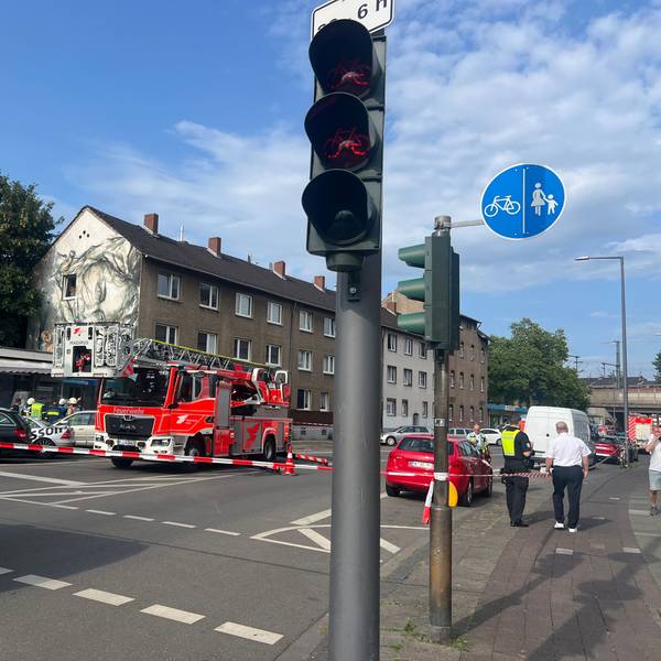 Die Kölner Feuerwehr steht in der Liebigstraße mit einem Löschfahrzeug und einer Drehleiter, weil der Dachstuhl eines Hauses einzustürzen drohte.